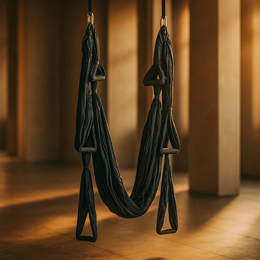 Columpio para yoga aéreo con capacidad de carga de 200kg, incluye 6 estribos acolchados y mosquetones de acero reforzado en color negro.
