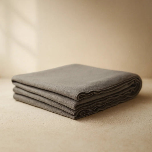 Manta polar gris con tratamiento antipilling para yoga y meditación.
