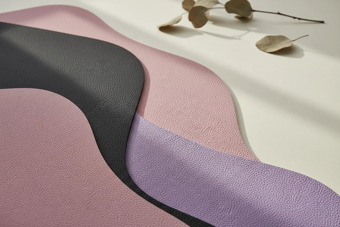 Material PU antideslizante para mat de yoga profesional - comparativa de texturas en negro, rosa y lila | Portalyoga Chile
