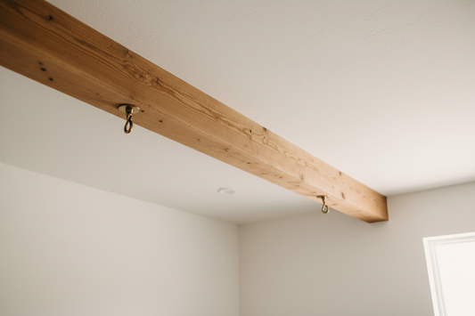 Techo con viga de madera y luz natural — Guía instalación columpio yoga aéreo en casa Portalyoga