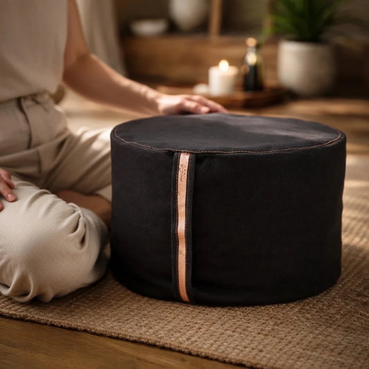 Cojín de meditación tipo zafu alto ergonómico en color negro, ideal para mejorar la postura de la espalda y apertura de caderas.