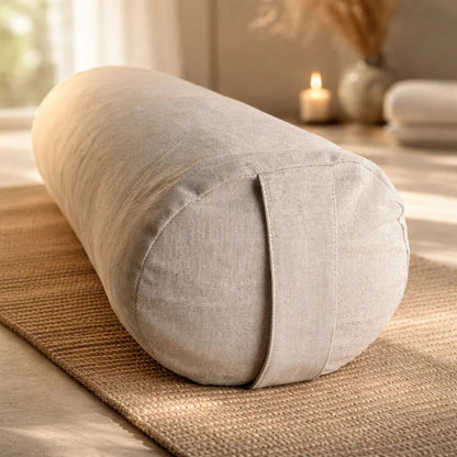 Bolster beige bajo las rodillas en savasana yoga restaurativo – Portalyoga Chile