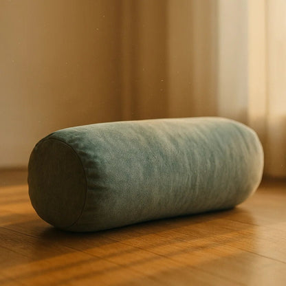 Bolster turquesa bajo las rodillas en savasana yoga restaurativo lino afelpado – Portalyoga Chile