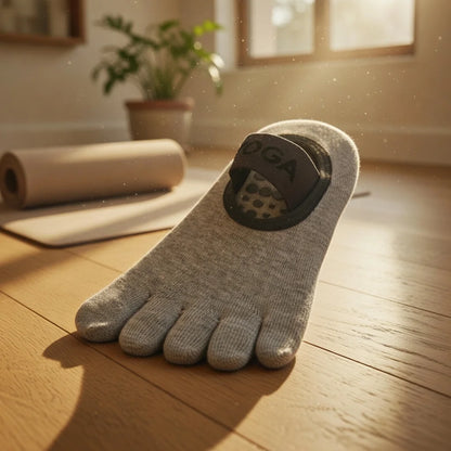 Calcetines para pilates gris con dedos separados y agarre de silicona.
