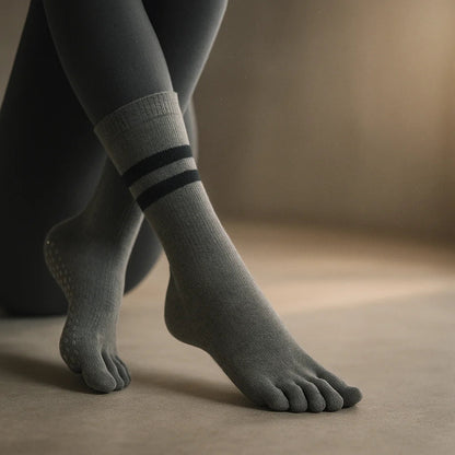 Detalle suela grip silicona 100% calcetines yoga pilates mujer 5 dedos tubo medio – Portalyoga Chile