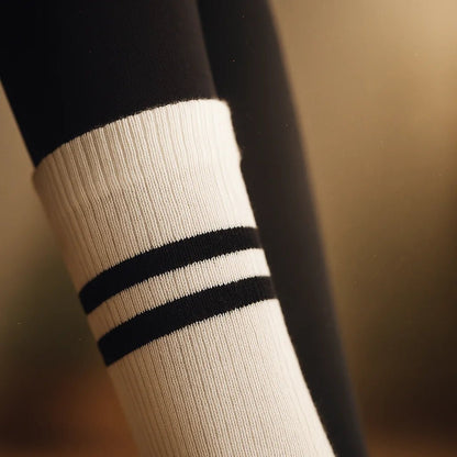 Calcetines yoga mujer 5 dedos blanco tubo medio en uso sobre mat – pilates ballet barra Chile