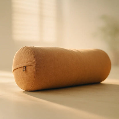 Cojín cilíndrico de yoga premium lino afelpado beige con asa de transporte.