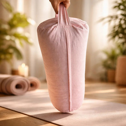 Cojín de meditación cilíndrico rosado de lino con asa de transporte.