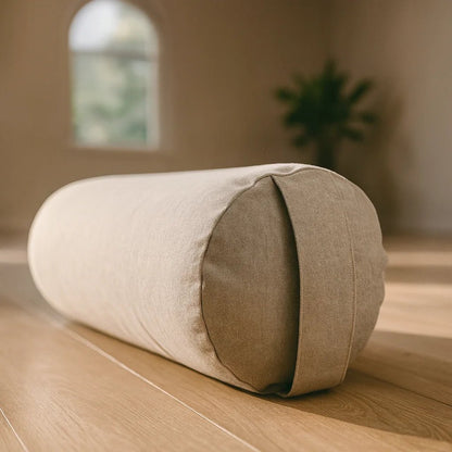 Bolster de yoga gris para relajación profunda y soporte lumbar.