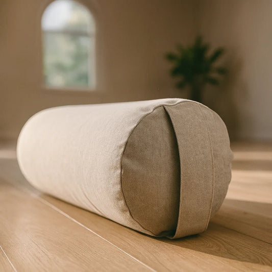 Bolster de yoga gris para relajación profunda y soporte lumbar.
