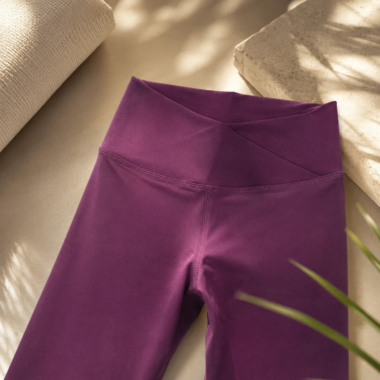 Detalle de pretina cruzada del legging uva en tela suplex peruana