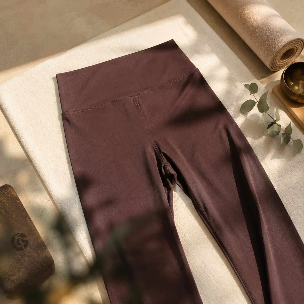 Detalle de pretina cruzada del legging cocoa en tela suplex peruana