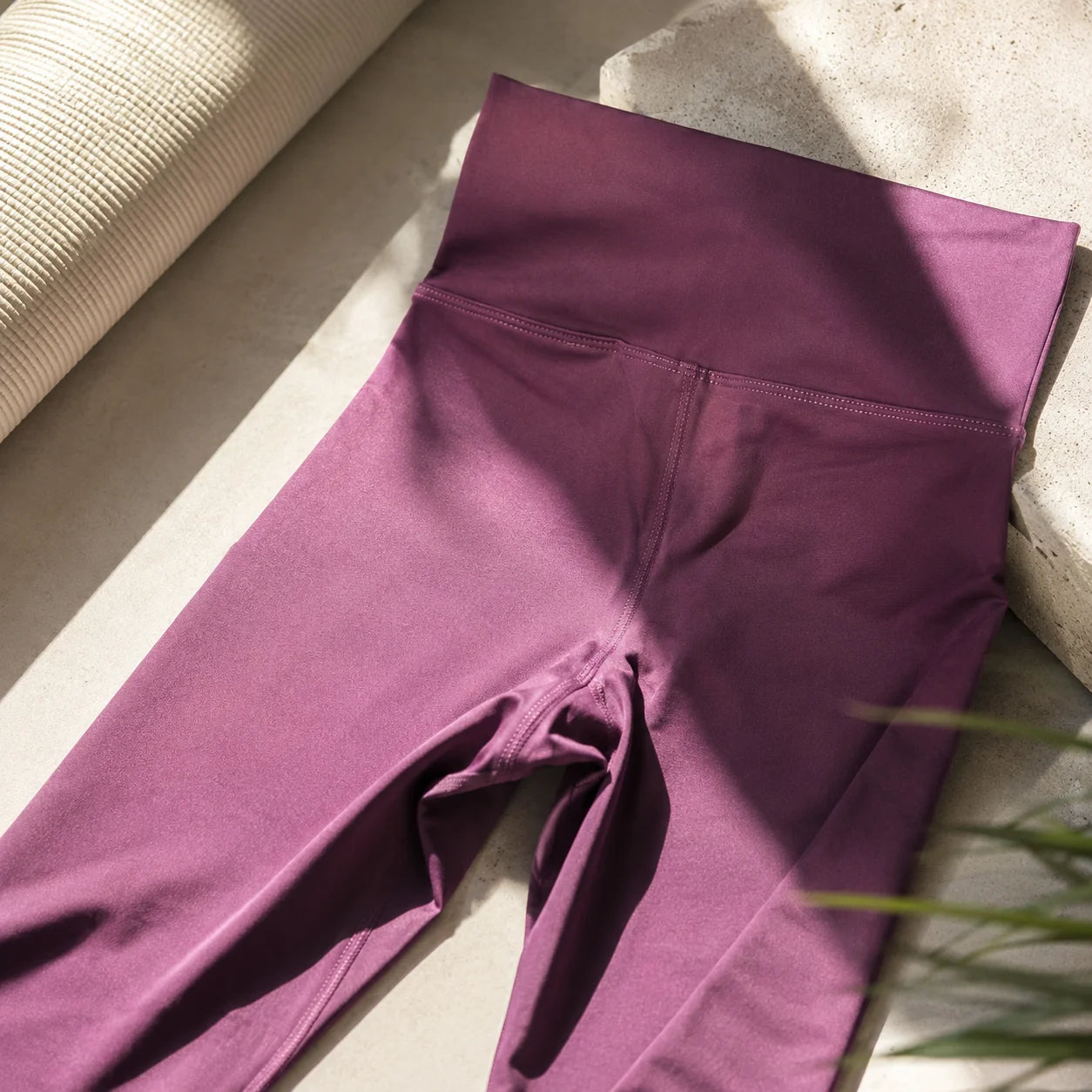 Mujer con legging deportivo morado uva de cintura alta